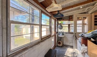 52 17th St, Apalachicola, FL 32320