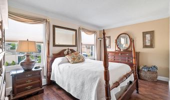 19 Elm St, Beachwood, NJ 08722