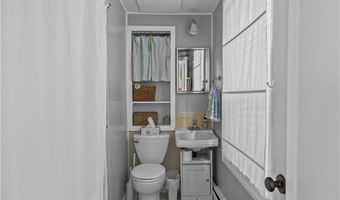 28 Young St, Newport, RI 02840