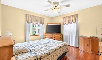3 Solar Dr, Ambridge, PA 15003