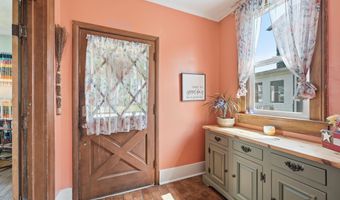 329 W 5th St, Auburn, IN 46706