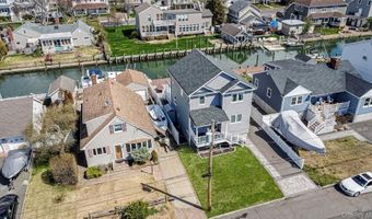 25 Cape Rd, Amityville, NY 11701