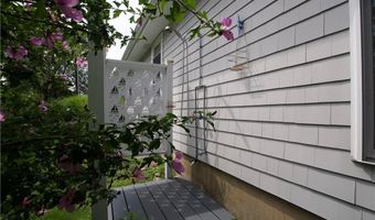 8 Presque Isle Trl, Narragansett, RI 02882