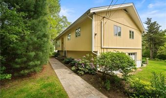 106 Lauri Dr, Charlestown, RI 02813