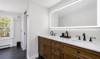 24 Barney St, Newport, RI 02840