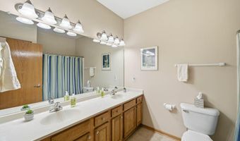 912 10th Avenue Pl, Altoona, IA 50009