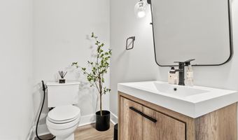 1102 S HIGHLAND St 3, Arlington, VA 22204
