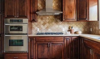 2061 N Roosevelt Ave, Altadena, CA 91001