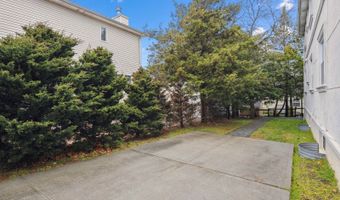 16 Arleigh Dr, Albertson, NY 11507
