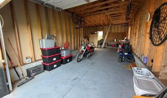 1524 Beechwood Dr, Aurora, NE 68818
