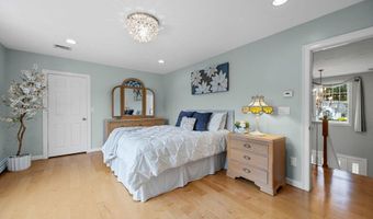 29 Weatherdeck Dr, Bourne, MA 02532