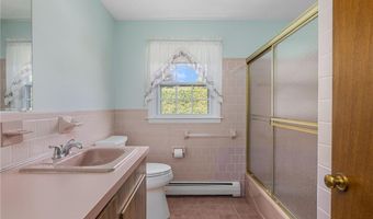 8 Meadow Ln, Coventry, RI 02816