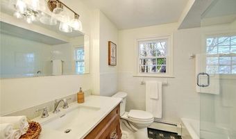 2 Simmons Rd, Barrington, RI 02806