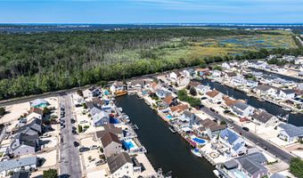 50 Yardarm Ct, Bayville, NJ 08721