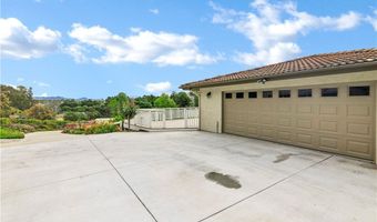 735 Del Valle Dr, Fallbrook, CA 92028