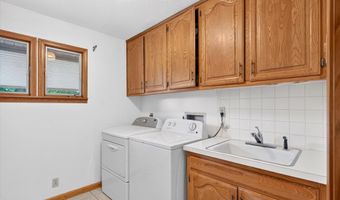 1635 Oak Dr, Aurora, MO 65605
