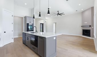 7636 S Shoreline Blvd, Benton, AR 72019