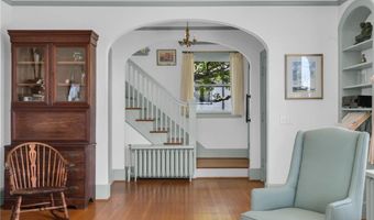 4 Van Zandt Ave, Newport, RI 02840