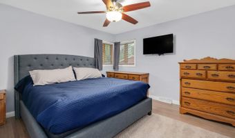 690 W Willow Gln, Addison, IL 60101