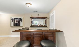 76 Woods Ln, Cranston, RI 02921