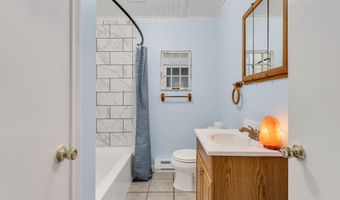 22 College St APT 3, Clinton, CT 06413