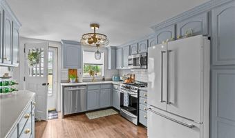 1107 Hope St, Bristol, RI 02809