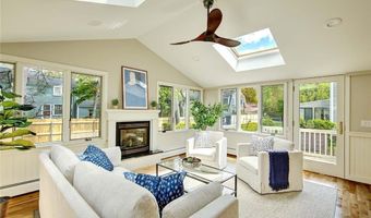18 Chantilly Dr, Barrington, RI 02806