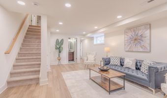 57 GARDEN Dr, Alexandria, VA 22304