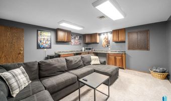 2908 N Oak Rd, Brandon, SD 57005