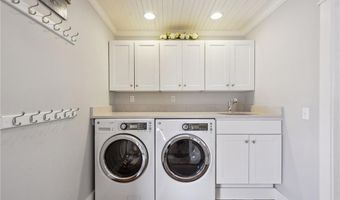 67 Caswell St, Narragansett, RI 02882