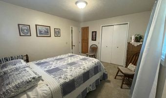 2105 Oakridge Dr, Ava, MO 65608