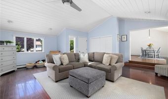 8 SCHOOL HOUSE Rd, Narragansett, RI 02882
