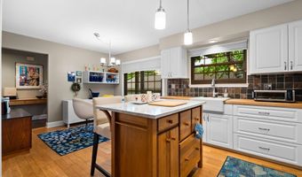 2202 Pine Grove Ct, Ann Arbor, MI 48103