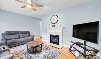 136 Pond View Cir 136, Beacon Falls, CT 06403