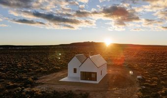 8 Quonset Way, Carson, NM 87517