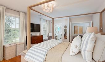 167 Meadow Ln, Middletown, RI 02842