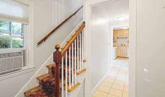 35 Lakewood Cir N, Manchester, CT 06040