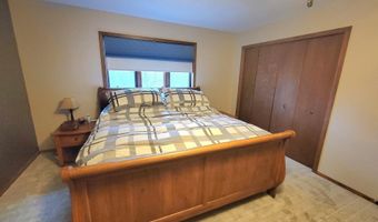 707 Taylor Dr, Aberdeen, SD 57401