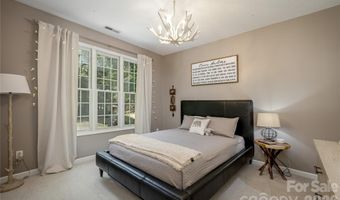 7 Oak Hollow Dr, Asheville, NC 28805