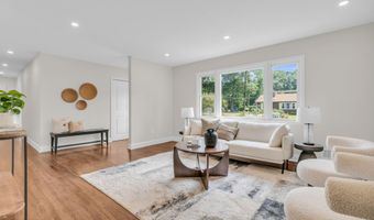 11 W Park Ave, Belford, NJ 07718