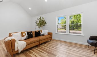 309 W Locust St, Aurora, MO 65605