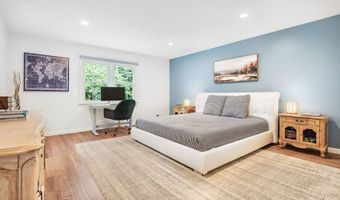 30 Packard Dr, Middletown, NJ 07748