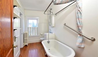 1 Arnold Ave, Newport, RI 02840