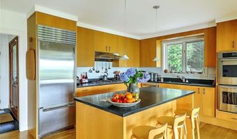 25 Fort Hill Rd, Bristol, RI 02809