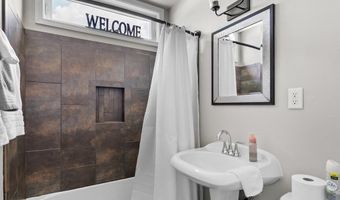 84 E North Water St, Algoma, WI 54201