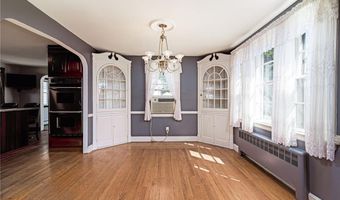 8 Somerset Rd, Cranston, RI 02910