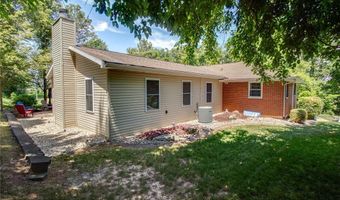 2421 Woodcrest Dr, Alton, IL 62002