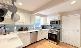 24 High St, Middletown, RI 02842