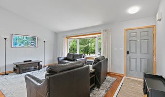 2040 Honey Locust Dr, Algonquin, IL 60102