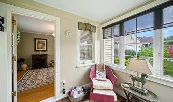 29 Park Ave, Belford, NJ 07718